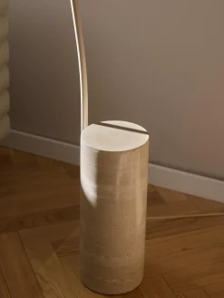 Lampada ad arco con base in travertino Cora