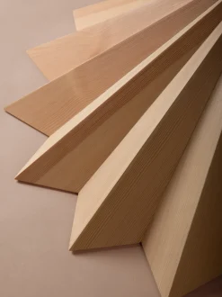 Lampada a sospensione in legno di pino fatta a mano Stratus, varie misure