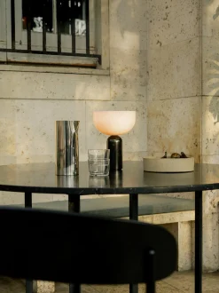 Lampada da tavolo piccola portatile a LED con luce regolabile Kizu