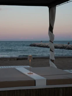 Lampada da tavolo portatile a LED con luce regolabile Poldina Pro
