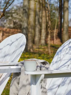 Sedia a sdraio da giardino in mogano fatta a mano con sgabello Adirondack