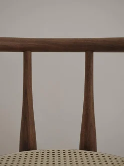 Sedia con braccioli in legno di noce Bukowski
