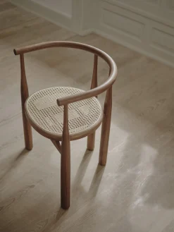 Sedia con braccioli in legno di noce Bukowski