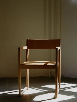 Sedia con braccioli in legno di betulla 01