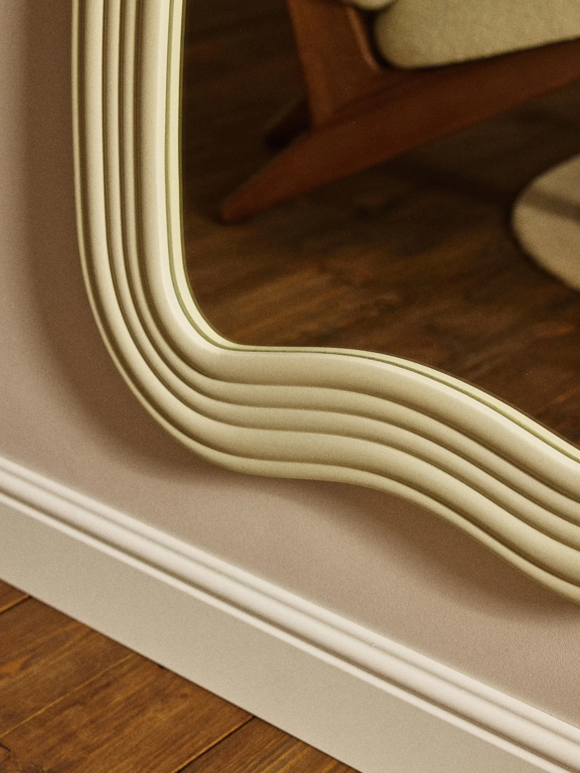 Specchio a figura intera con cornice ondulata Cosimo