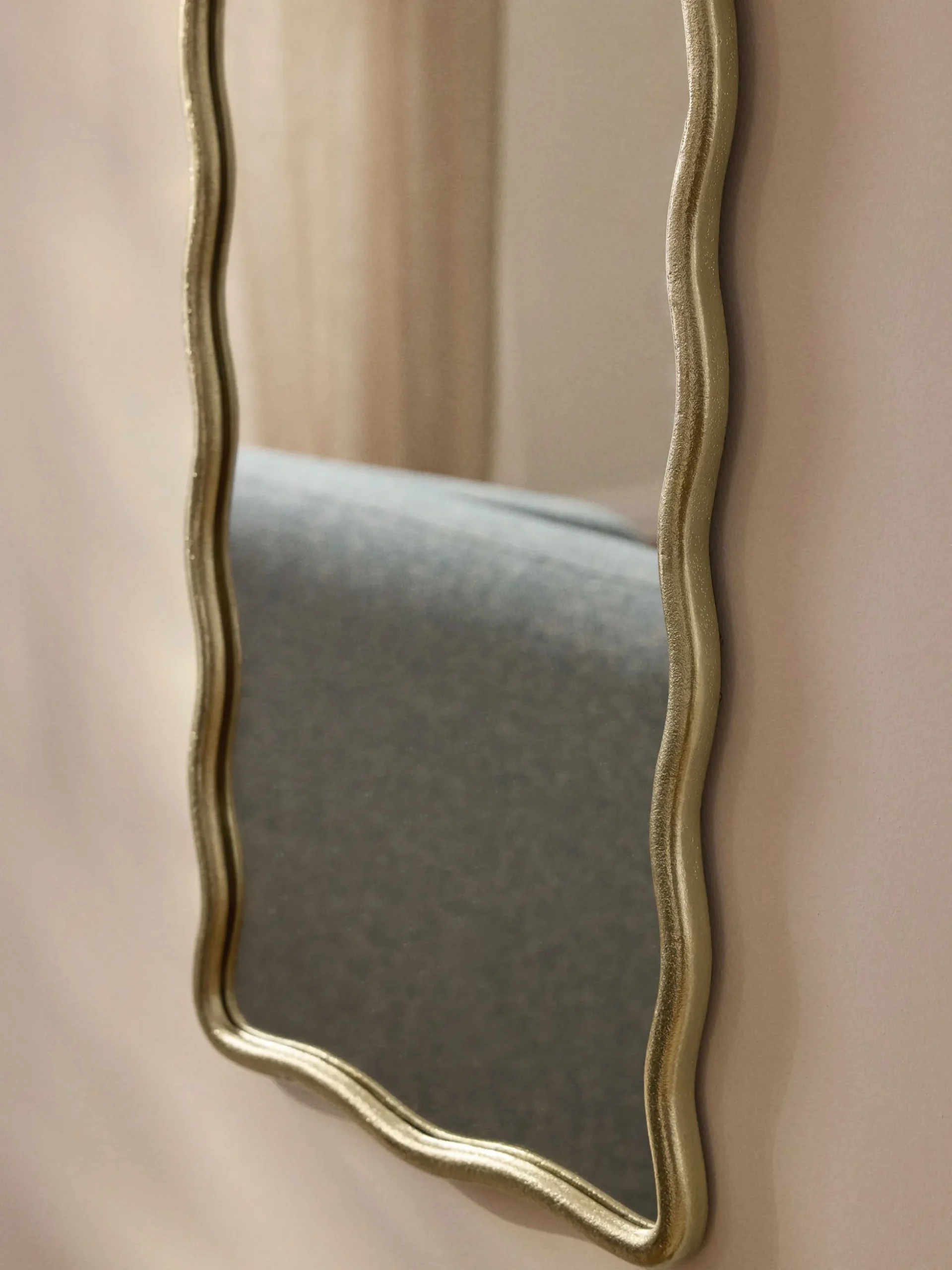 Specchio a figura intera con cornice ondulata in metallo Reggie