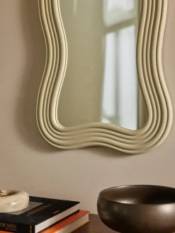 Specchio da parete con cornice ondulata Cosimo