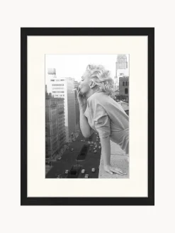 Stampa digitale incorniciata Marilyn At The Ambassador Hotel New York
