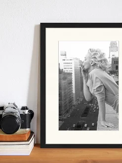 Stampa digitale incorniciata Marilyn At The Ambassador Hotel New York